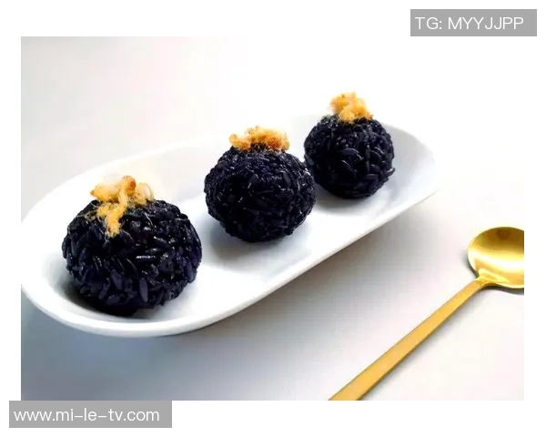 足球场上的水管与叶子交织的米饭盛宴